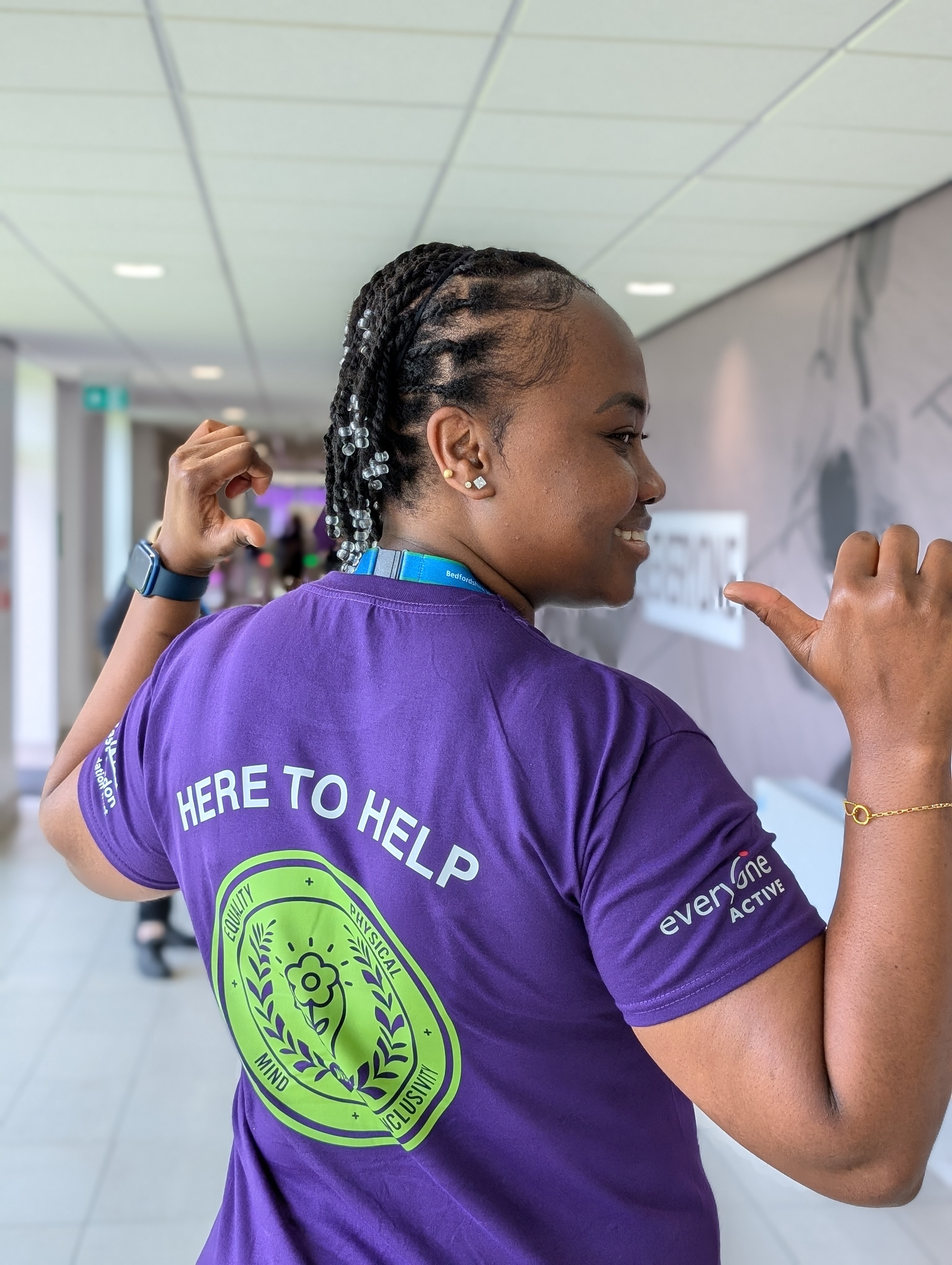 A volunteer shows their 'here to help' T-shirt